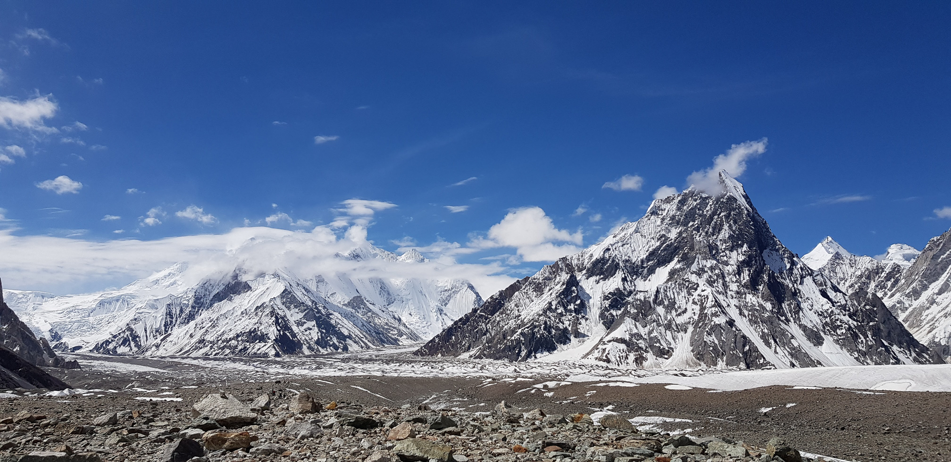 K2 trekking store